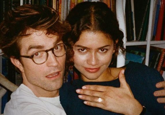 robert-pattinson-zendaya-the-drama-01-700x400-1
